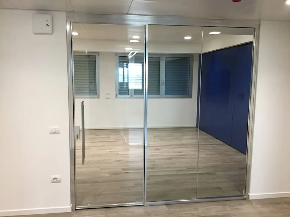 Pareti vetrate installate in un azienda meccanica a Bologna