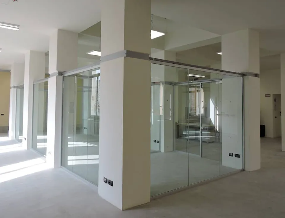 Pareti vetrate in un edificio rinascimentale a Reggio Emilia