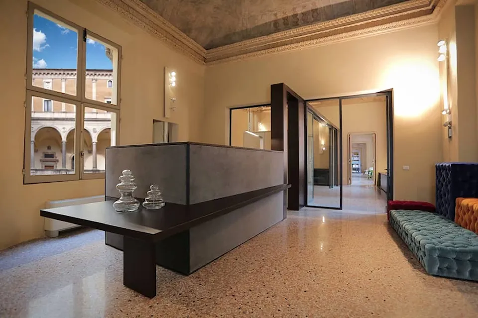 Pareti vetrate installate in un palazzo storico a Bologna