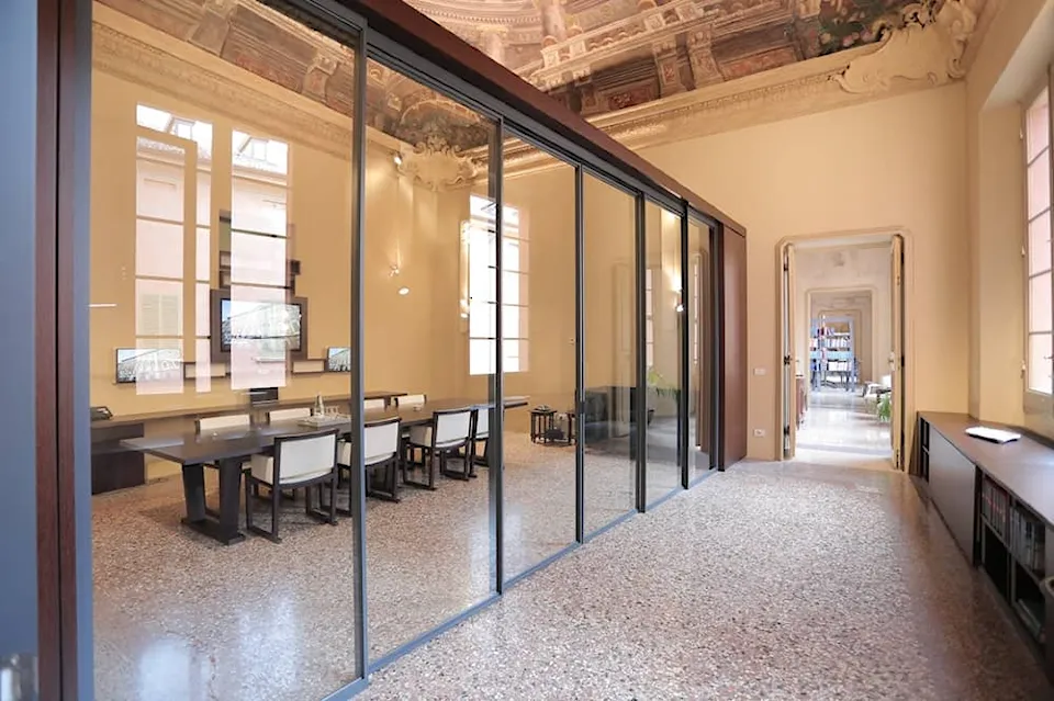 Pareti vetrate in un palazzo storico del 700 a Bologna