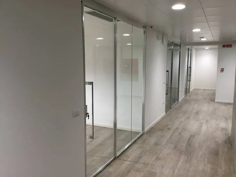 Pareti vetrate in un azienda meccanica